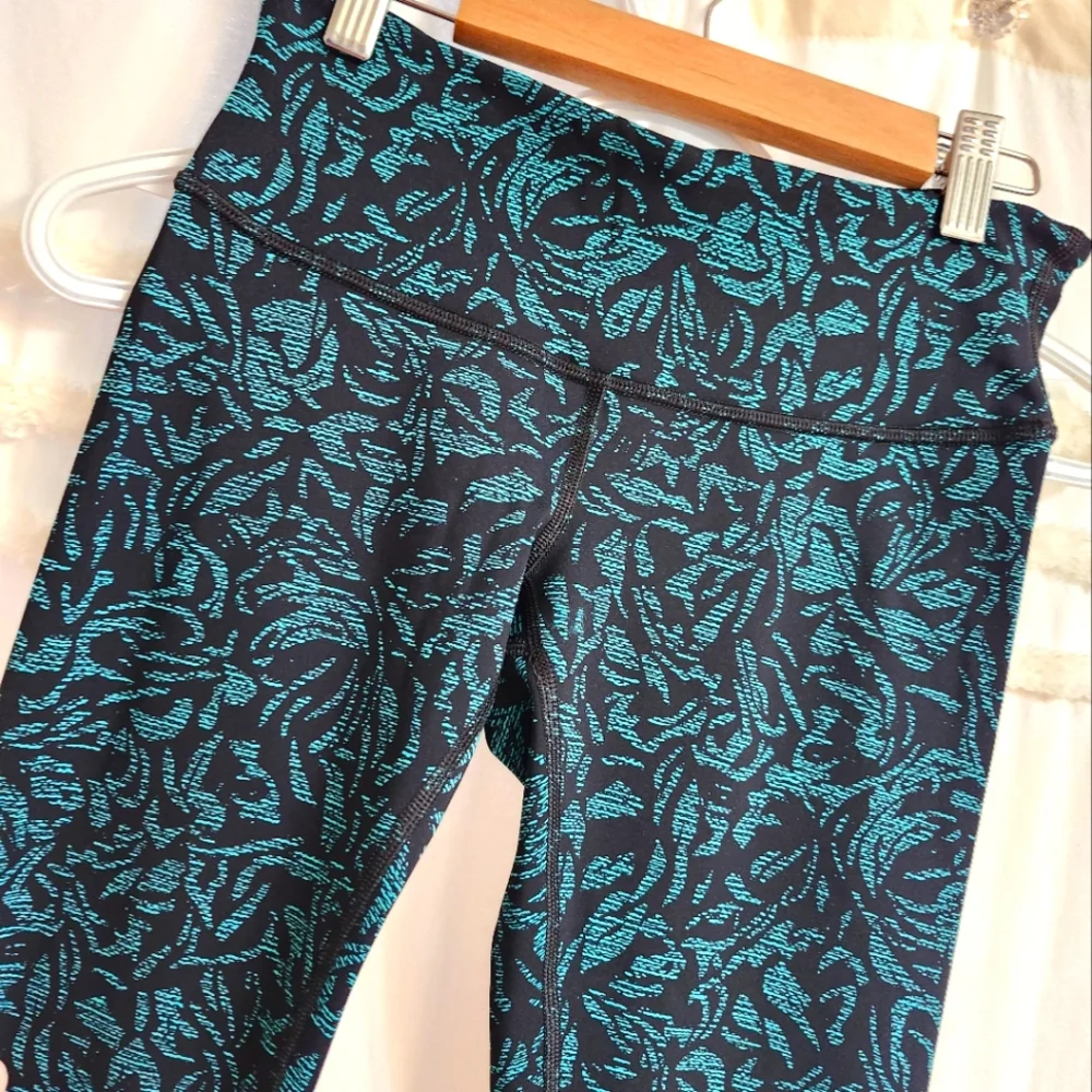 Absolutely gorgeous lululemon size 4 leggings 😍 - Picture 1 of 9